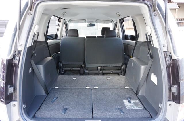 TOYOTA ISIS PLATANA